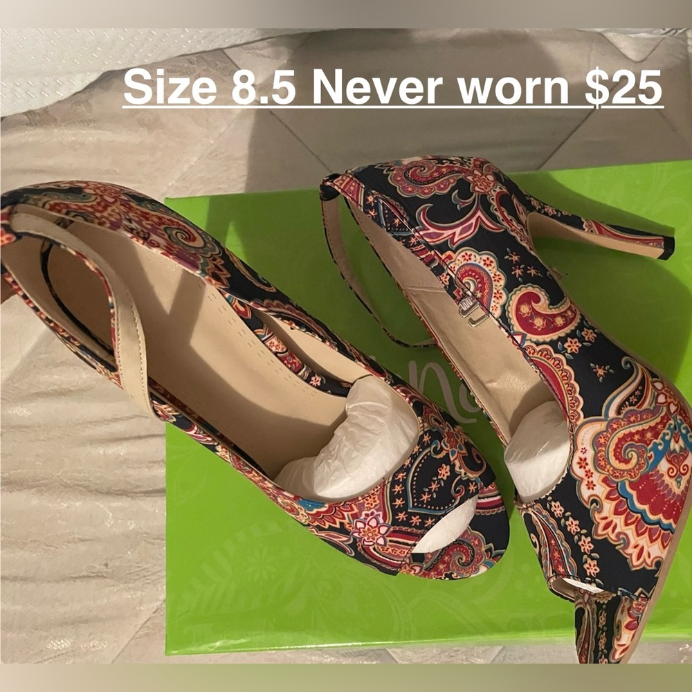 disregard pic price 
Sz 8.5M (USA)
Style:heels - Color:multi
Never worn - $12
